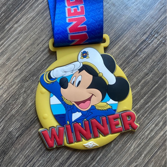 Disney cruise line medal featuring Mickey Mouse NWT - Picture 2 of 5